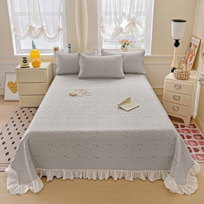 91家纺网 家纺一手货源 找家纺 恒尚居2025花边床盖莫代尔夏季夹棉床单星星刺绣绗缝三件套 夏时光-灰