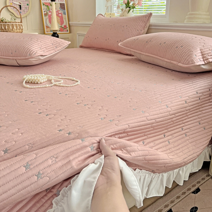 91家纺网 家纺一手货源 找家纺 恒尚居2025花边床盖莫代尔夏季夹棉床单星星刺绣绗缝三件套 夏时光-粉