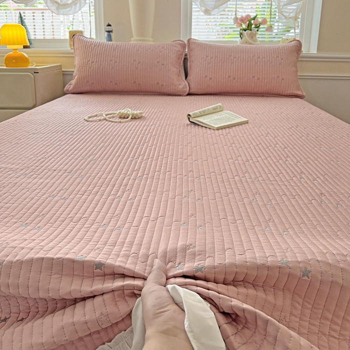 91家纺网 家纺一手货源 找家纺 恒尚居2025花边床盖莫代尔夏季夹棉床单星星刺绣绗缝三件套 夏时光-粉