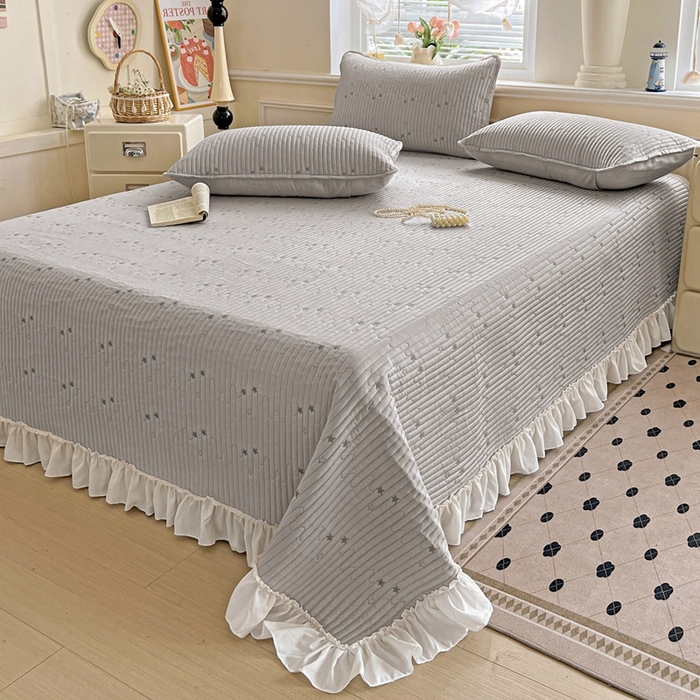 91家纺网 家纺一手货源 找家纺 恒尚居2025花边床盖莫代尔夏季夹棉床单星星刺绣绗缝三件套 夏时光-灰