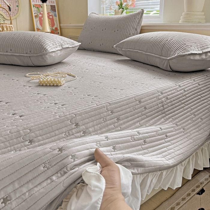 91家纺网 家纺一手货源 找家纺 恒尚居2025花边床盖莫代尔夏季夹棉床单星星刺绣绗缝三件套 夏时光-灰