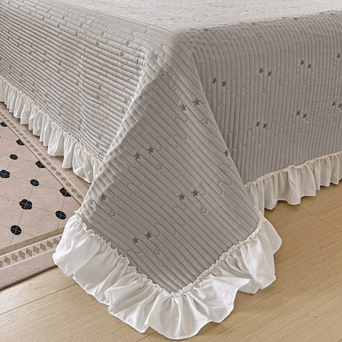 91家纺网 家纺一手货源 找家纺 恒尚居2025花边床盖莫代尔夏季夹棉床单星星刺绣绗缝三件套 夏时光-灰