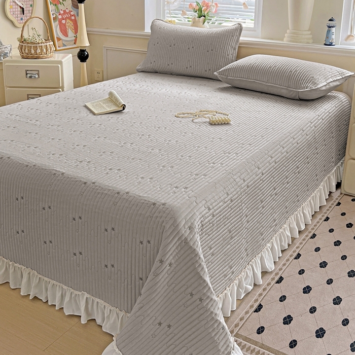 91家纺网 家纺一手货源 找家纺 恒尚居2025花边床盖莫代尔夏季夹棉床单星星刺绣绗缝三件套 夏时光-灰