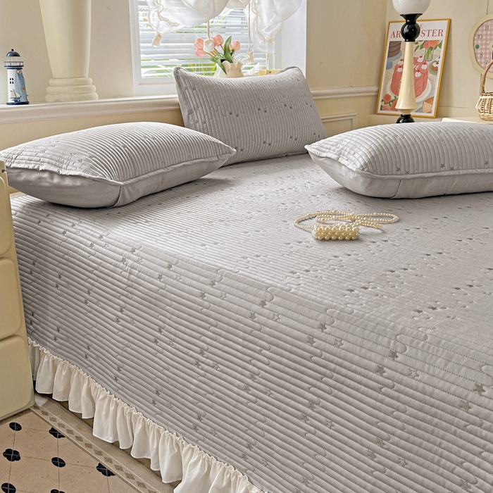 91家纺网 家纺一手货源 找家纺 恒尚居2025花边床盖莫代尔夏季夹棉床单星星刺绣绗缝三件套 夏时光-灰