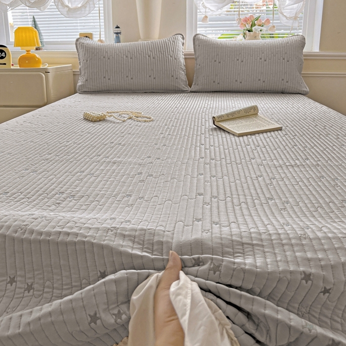 91家纺网 家纺一手货源 找家纺 恒尚居2025花边床盖莫代尔夏季夹棉床单星星刺绣绗缝三件套 夏时光-灰