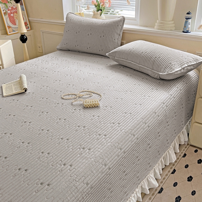 91家纺网 家纺一手货源 找家纺 恒尚居2025花边床盖莫代尔夏季夹棉床单星星刺绣绗缝三件套 夏时光-灰