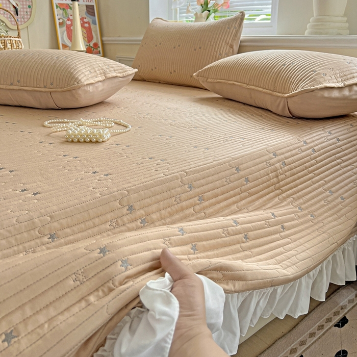 91家纺网 家纺一手货源 找家纺 恒尚居2025花边床盖莫代尔夏季夹棉床单星星刺绣绗缝三件套 夏时光-金