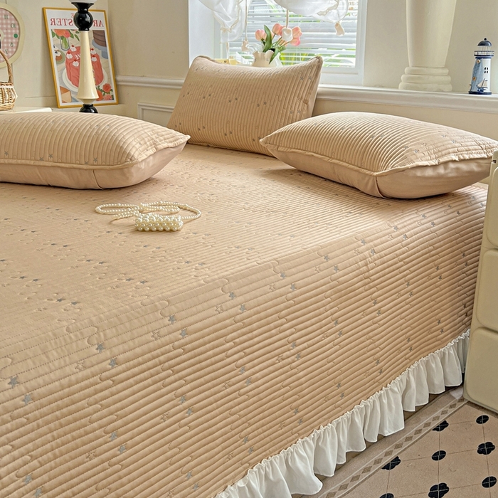 91家纺网 家纺一手货源 找家纺 恒尚居2025花边床盖莫代尔夏季夹棉床单星星刺绣绗缝三件套 夏时光-金