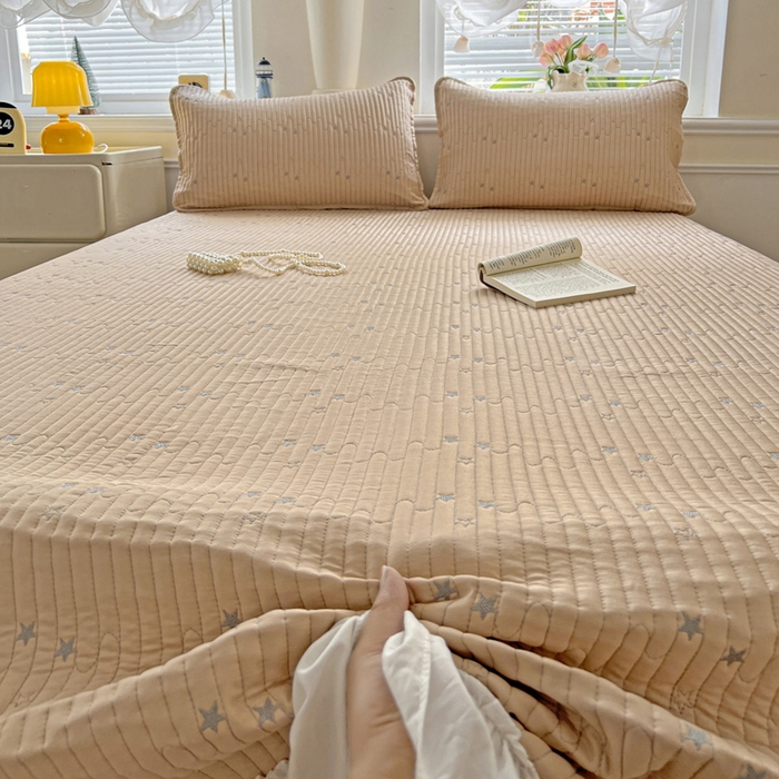 91家纺网 家纺一手货源 找家纺 恒尚居2025花边床盖莫代尔夏季夹棉床单星星刺绣绗缝三件套 夏时光-金