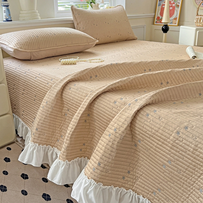 91家纺网 家纺一手货源 找家纺 恒尚居2025花边床盖莫代尔夏季夹棉床单星星刺绣绗缝三件套 夏时光-金