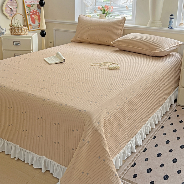 91家纺网 家纺一手货源 找家纺 恒尚居2025花边床盖莫代尔夏季夹棉床单星星刺绣绗缝三件套 夏时光-金