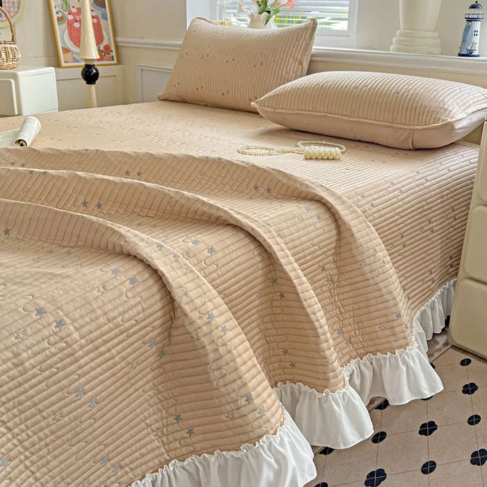 91家纺网 家纺一手货源 找家纺 恒尚居2025花边床盖莫代尔夏季夹棉床单星星刺绣绗缝三件套 夏时光-金