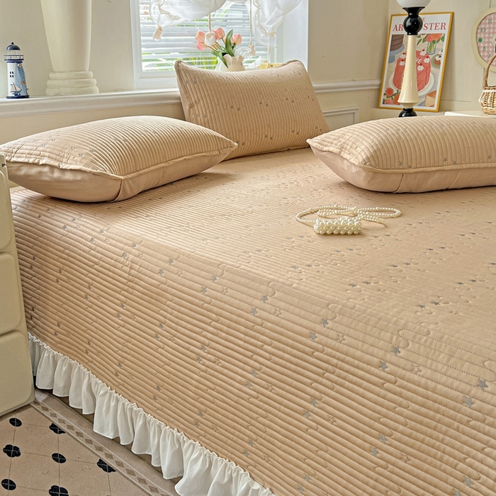 91家纺网 家纺一手货源 找家纺 恒尚居2025花边床盖莫代尔夏季夹棉床单星星刺绣绗缝三件套 夏时光-金