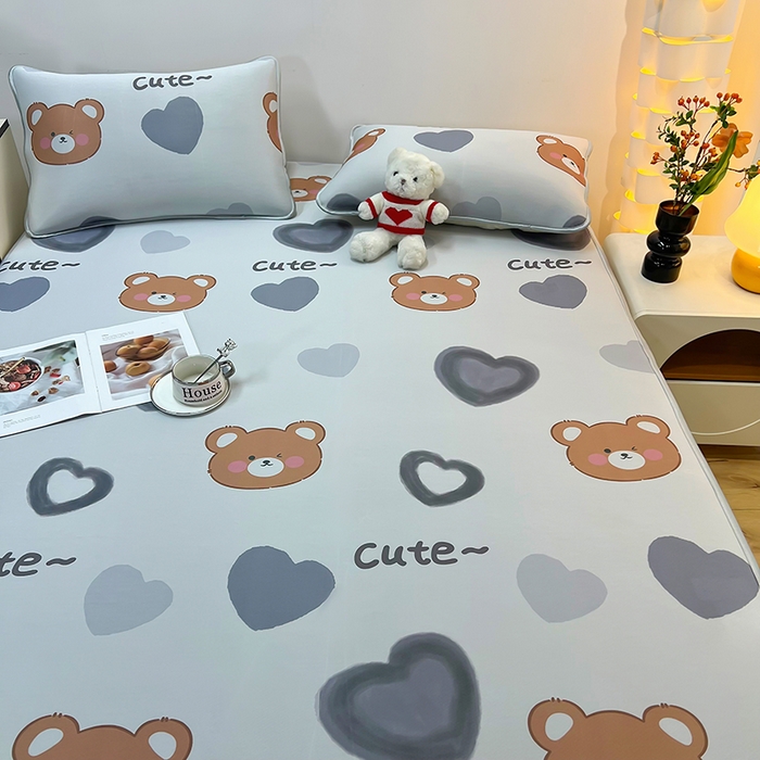 91家纺网 家纺一手货源 找家纺 柏薇 2025新款凉感丝中分子印花复合三明治凉席套件 爱心小熊