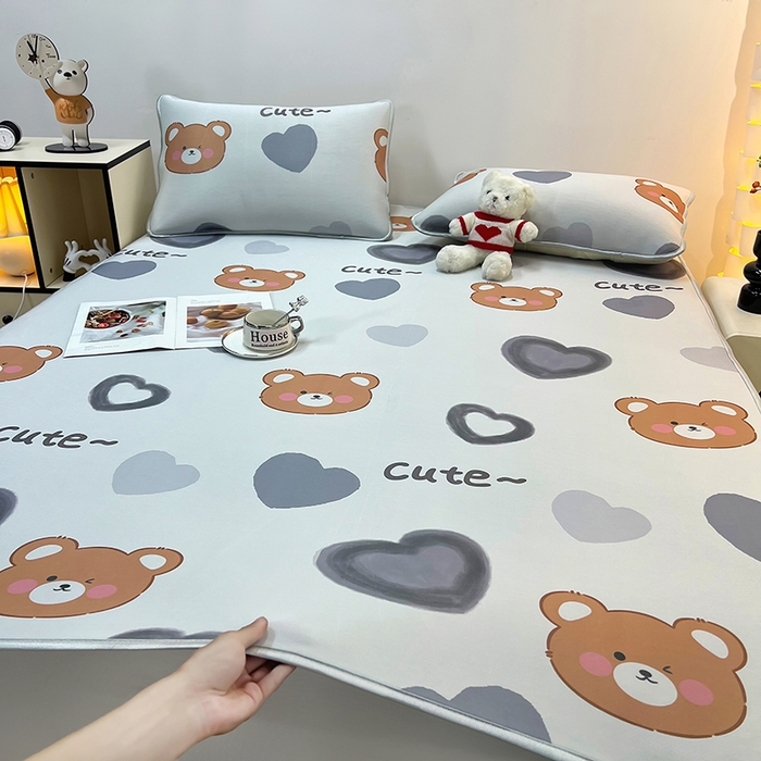 91家纺网 家纺一手货源 找家纺 柏薇 2025新款凉感丝中分子印花复合三明治凉席套件 爱心小熊