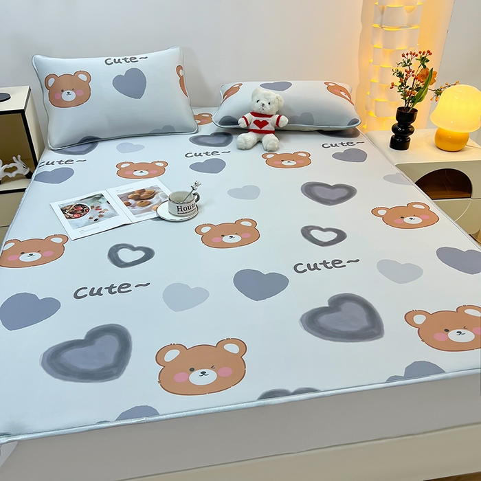 91家纺网 家纺一手货源 找家纺 柏薇 2025新款凉感丝中分子印花复合三明治凉席套件 爱心小熊