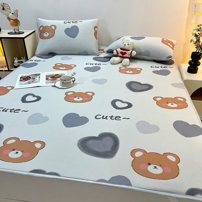 91家纺网 家纺一手货源 找家纺 柏薇 2025新款凉感丝中分子印花复合三明治凉席套件 爱心小熊