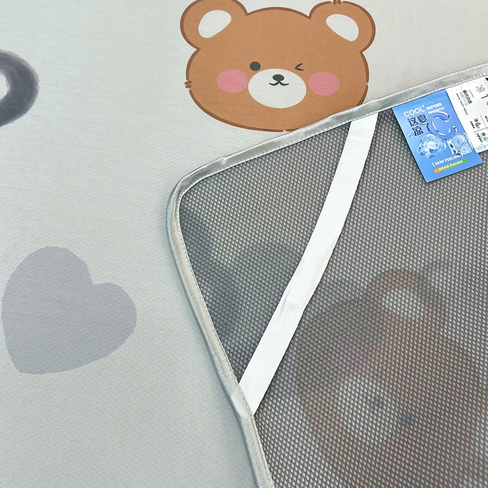 91家纺网 家纺一手货源 找家纺 柏薇 2025新款凉感丝中分子印花复合三明治凉席套件 爱心小熊