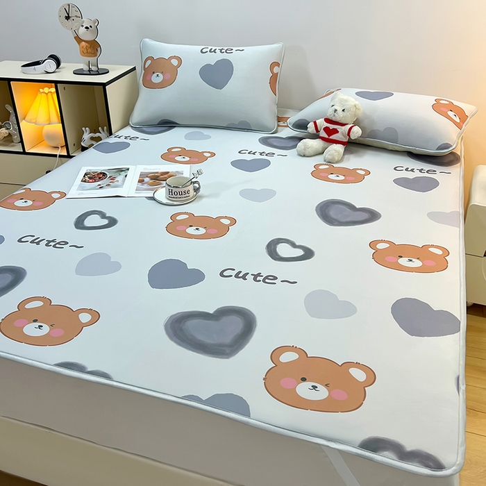 91家纺网 家纺一手货源 找家纺 柏薇 2025新款凉感丝中分子印花复合三明治凉席套件 爱心小熊