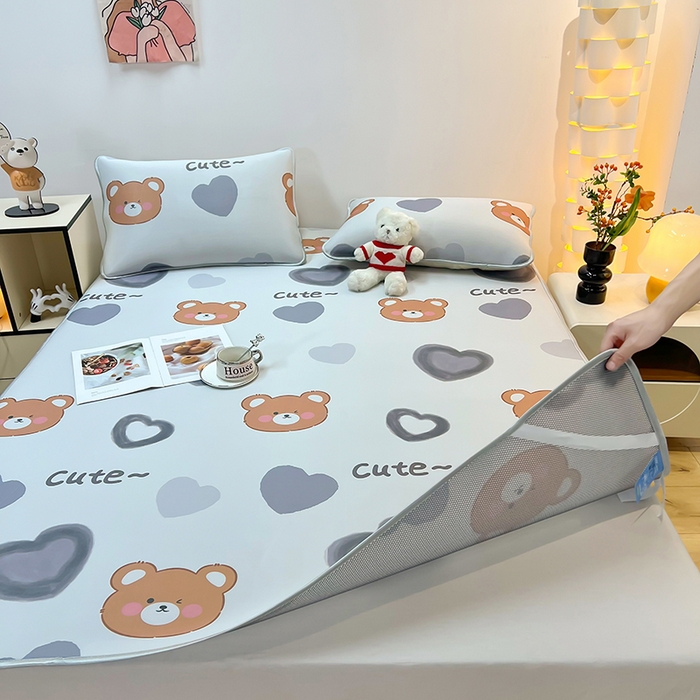 91家纺网 家纺一手货源 找家纺 柏薇 2025新款凉感丝中分子印花复合三明治凉席套件 爱心小熊