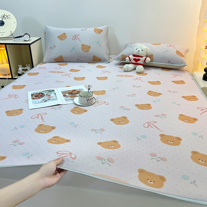 91家纺网 家纺一手货源 找家纺 柏薇 2025新款凉感丝中分子印花复合三明治凉席套件 开心小熊