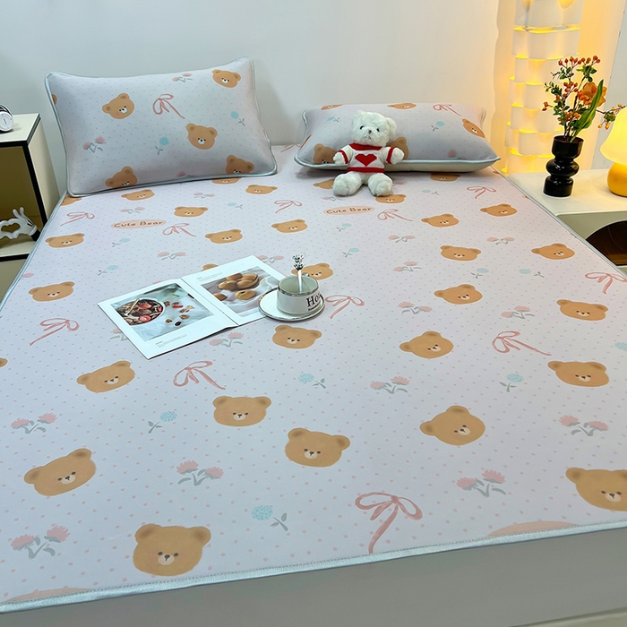 91家纺网 家纺一手货源 找家纺 柏薇 2025新款凉感丝中分子印花复合三明治凉席套件 开心小熊