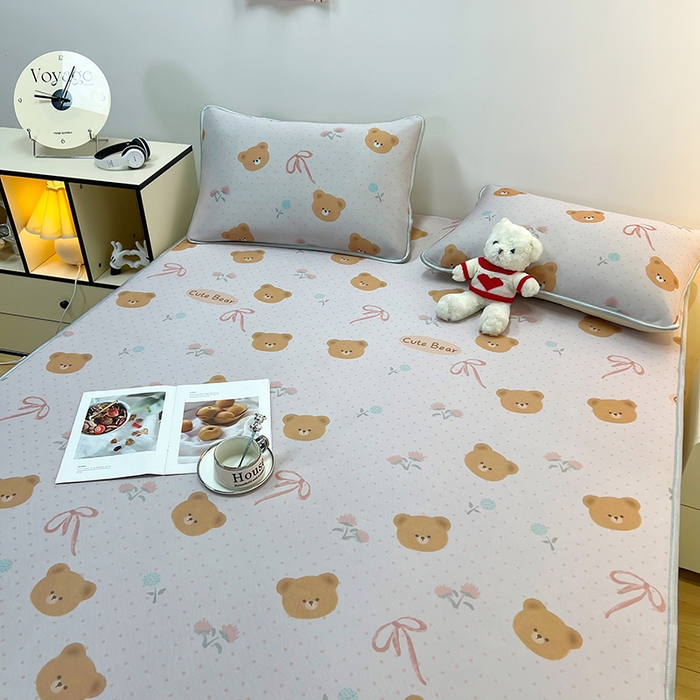 91家纺网 家纺一手货源 找家纺 柏薇 2025新款凉感丝中分子印花复合三明治凉席套件 开心小熊