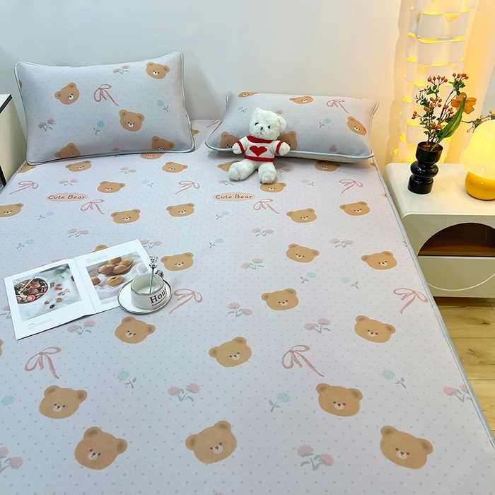 91家纺网 家纺一手货源 找家纺 柏薇 2025新款凉感丝中分子印花复合三明治凉席套件 开心小熊