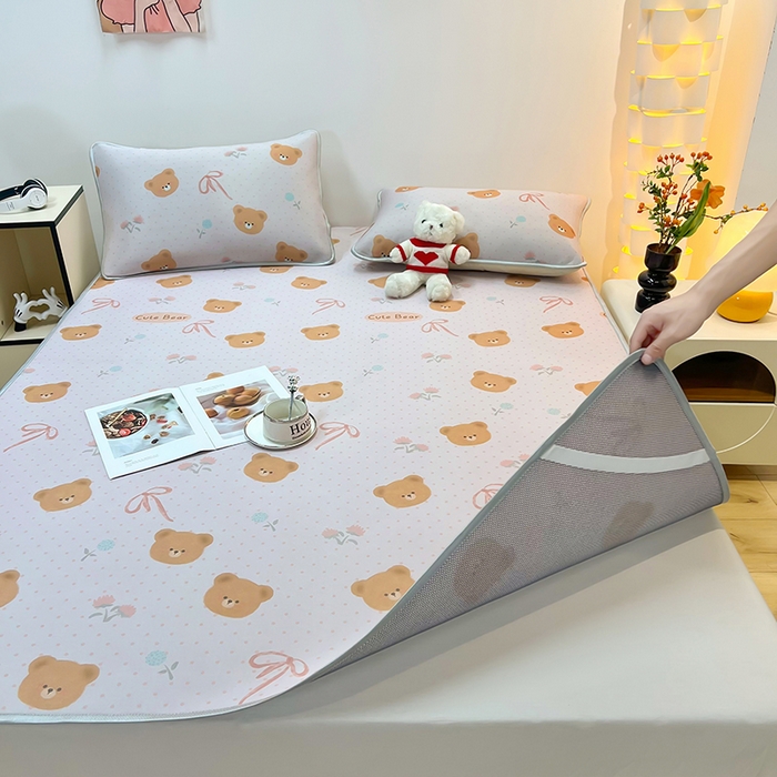 91家纺网 家纺一手货源 找家纺 柏薇 2025新款凉感丝中分子印花复合三明治凉席套件 开心小熊