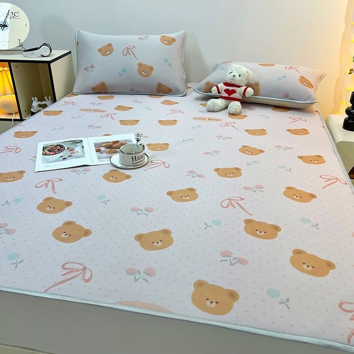 91家纺网 家纺一手货源 找家纺 柏薇 2025新款凉感丝中分子印花复合三明治凉席套件 开心小熊