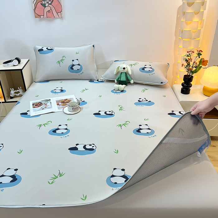 91家纺网 家纺一手货源 找家纺 柏薇 2025新款凉感丝中分子印花复合三明治凉席套件 快乐熊猫