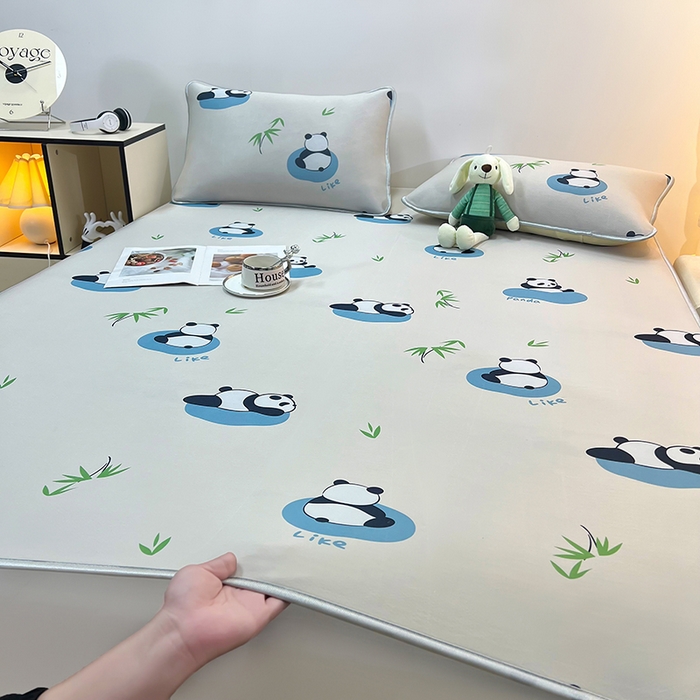 91家纺网 家纺一手货源 找家纺 柏薇 2025新款凉感丝中分子印花复合三明治凉席套件 快乐熊猫