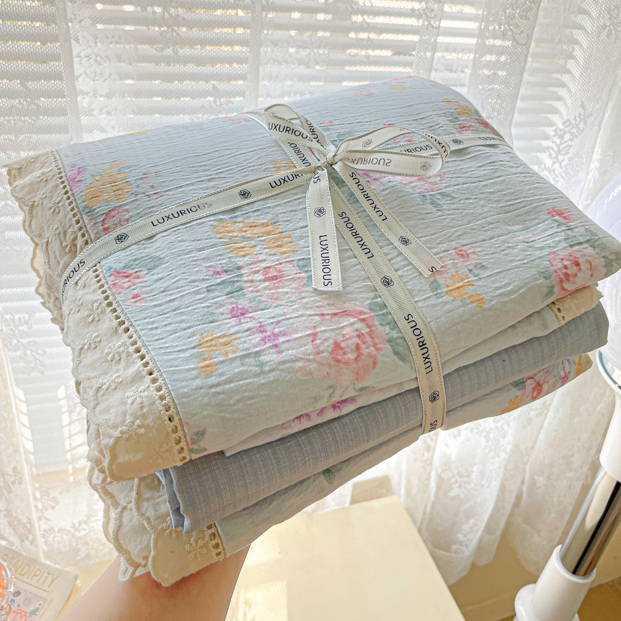 91家纺网 家纺一手货源 找家纺 水木坊 2025新款全棉镂空花边皱皱双层纱四件套专供网销直播 蓝茵河畔