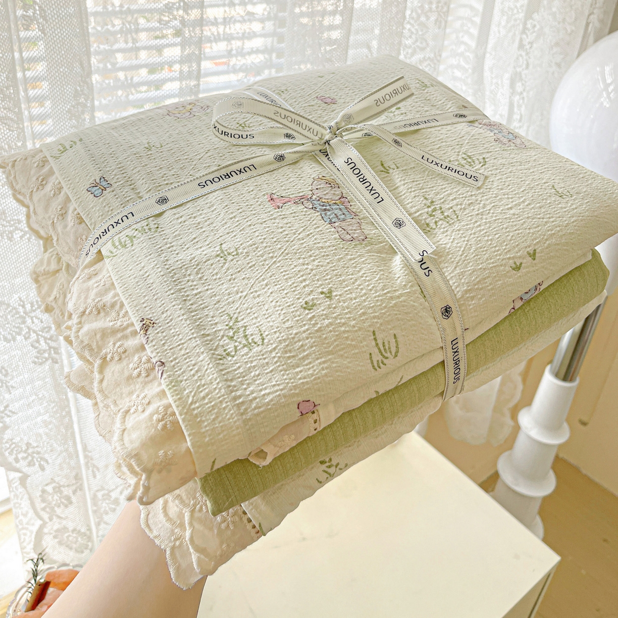 91家纺网 家纺一手货源 找家纺 水木坊 2025新款全棉镂空花边皱皱双层纱四件套专供网销直播 森林与免