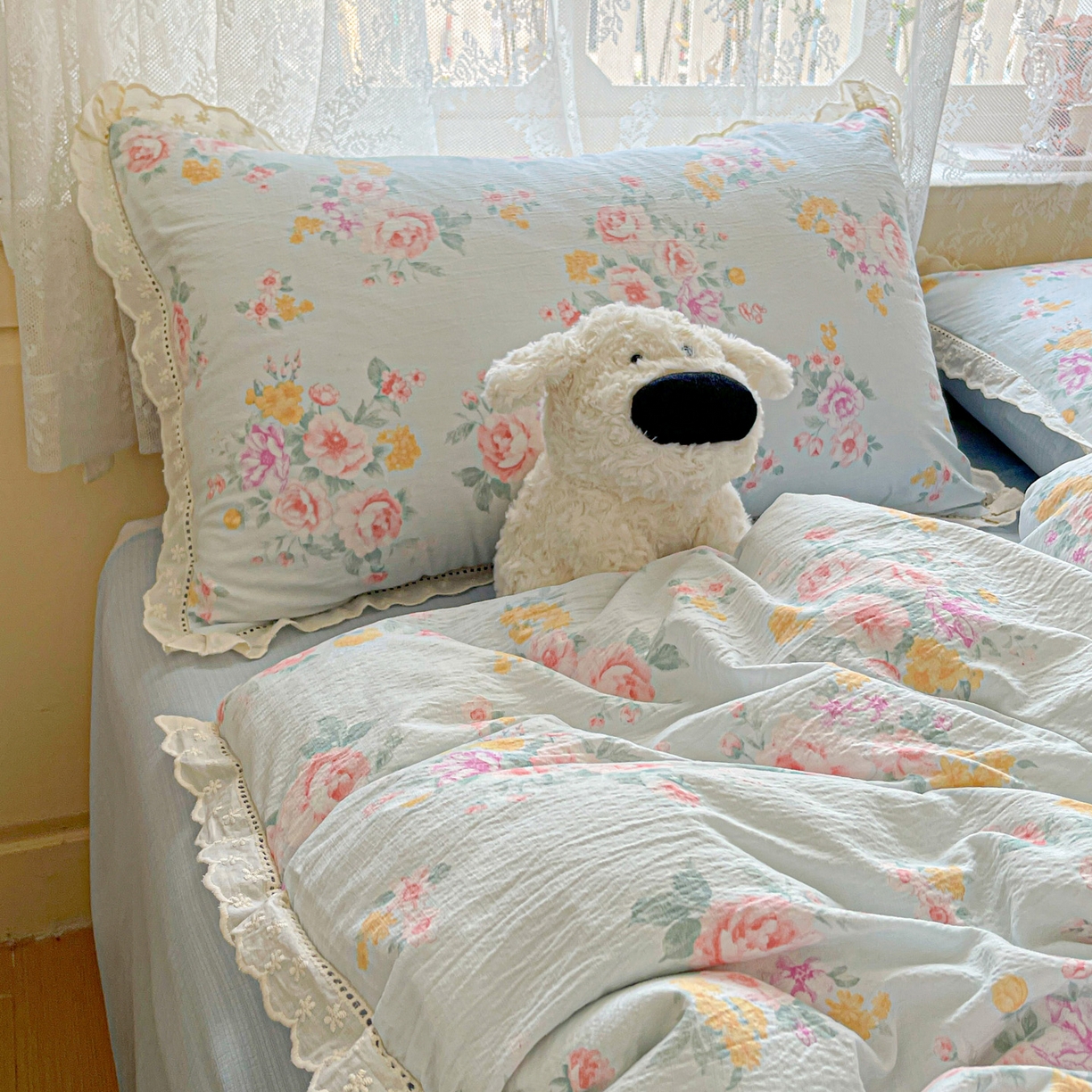 91家纺网 家纺一手货源 找家纺 水木坊 2025新款全棉镂空花边皱皱双层纱四件套专供网销直播 蓝茵河畔