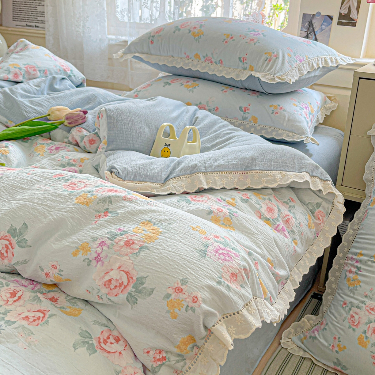 91家纺网 家纺一手货源 找家纺 水木坊 2025新款全棉镂空花边皱皱双层纱四件套专供网销直播 蓝茵河畔