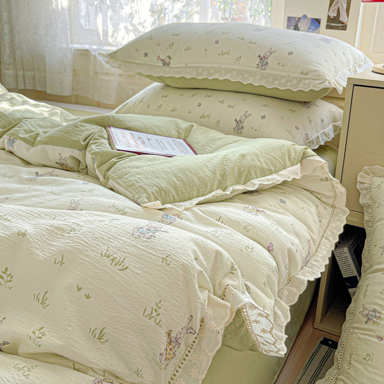 91家纺网 家纺一手货源 找家纺 水木坊 2025新款全棉镂空花边皱皱双层纱四件套专供网销直播 森林与免