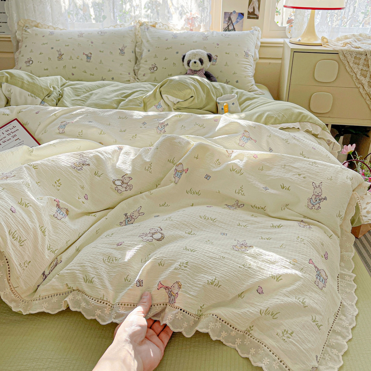 91家纺网 家纺一手货源 找家纺 水木坊 2025新款全棉镂空花边皱皱双层纱四件套专供网销直播 森林与免