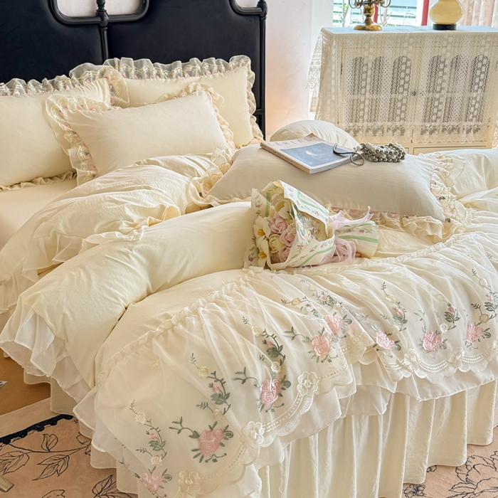 91家纺网 家纺一手货源 找家纺 米可2025新款云朵棉雪纺蕾丝刺绣公主风韩版床裙四件套 艾薇儿~米黄