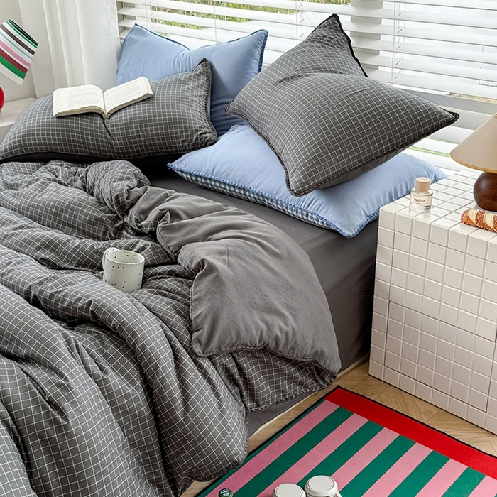 91家纺网 家纺一手货源 找家纺 十一家居 2025春夏新款ins风A类亲肤水洗棉贝壳绣格子四件套——暮光系列 灰黑小格