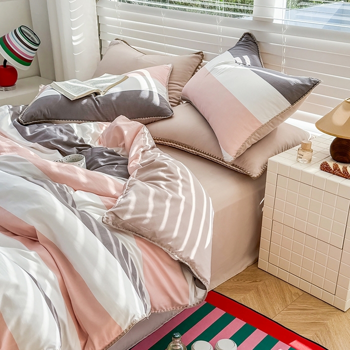 91家纺网 家纺一手货源 找家纺 十一家居 2025春夏新款ins风A类亲肤水洗棉贝壳绣格子四件套——暮光系列 粉灰白条