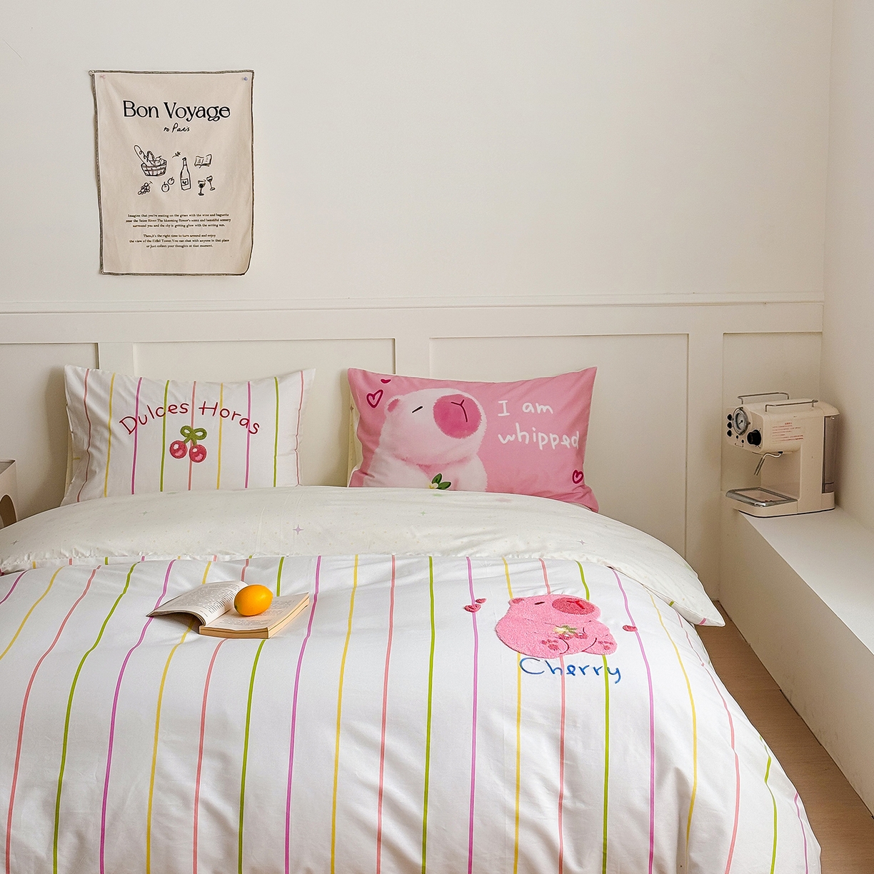 91家纺网 家纺一手货源 找家纺 窝米 2025新品毛巾绣X数码13370全棉卡通系列四件套（水豚 牛角面包） 粉豚