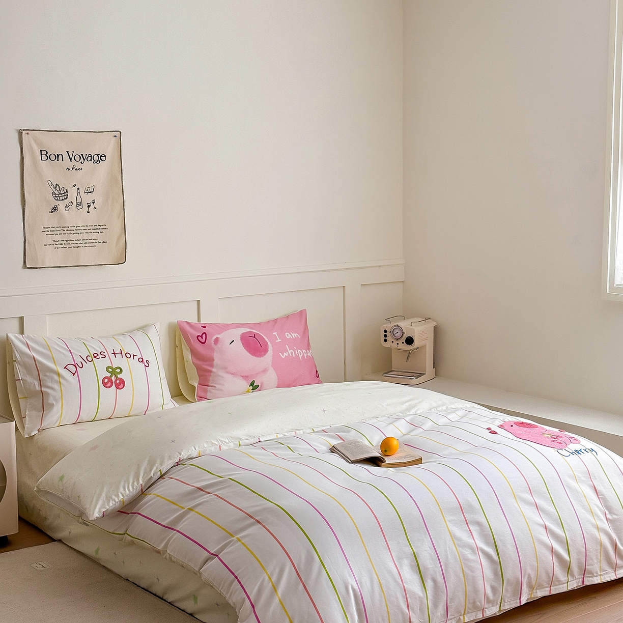 91家纺网 家纺一手货源 找家纺 窝米 2025新品毛巾绣X数码13370全棉卡通系列四件套（水豚 牛角面包） 粉豚