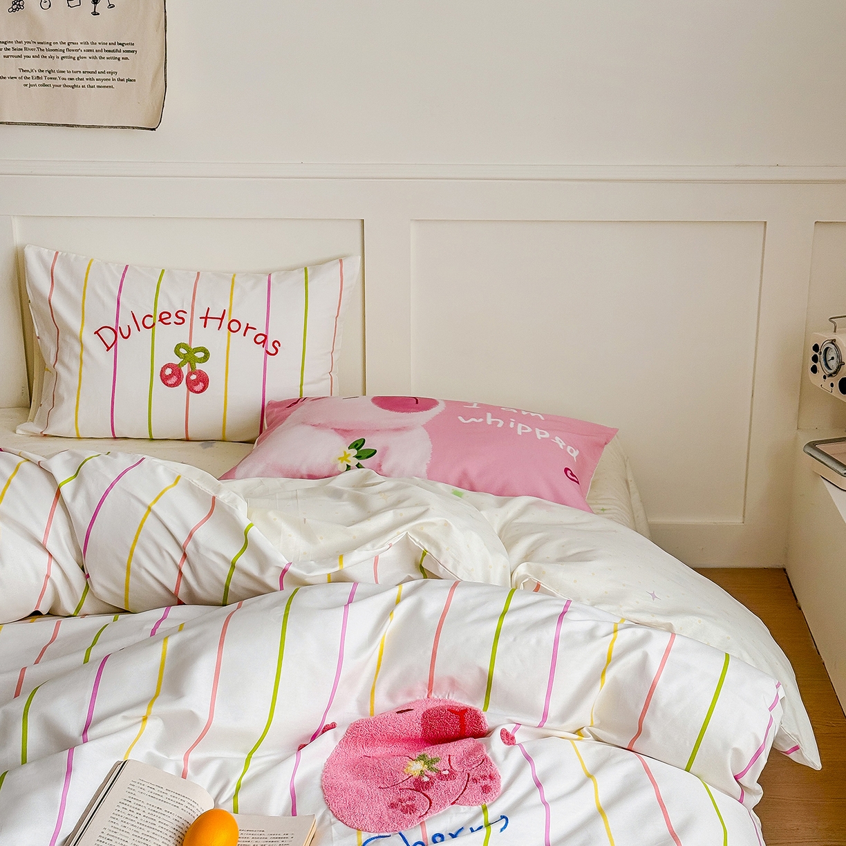 91家纺网 家纺一手货源 找家纺 窝米 2025新品毛巾绣X数码13370全棉卡通系列四件套（水豚 牛角面包） 粉豚