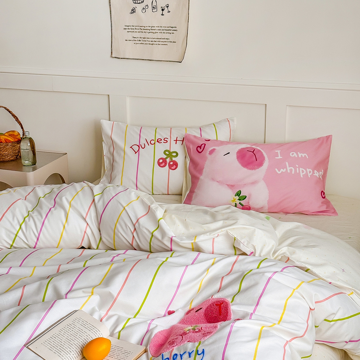 91家纺网 家纺一手货源 找家纺 窝米 2025新品毛巾绣X数码13370全棉卡通系列四件套（水豚 牛角面包） 粉豚