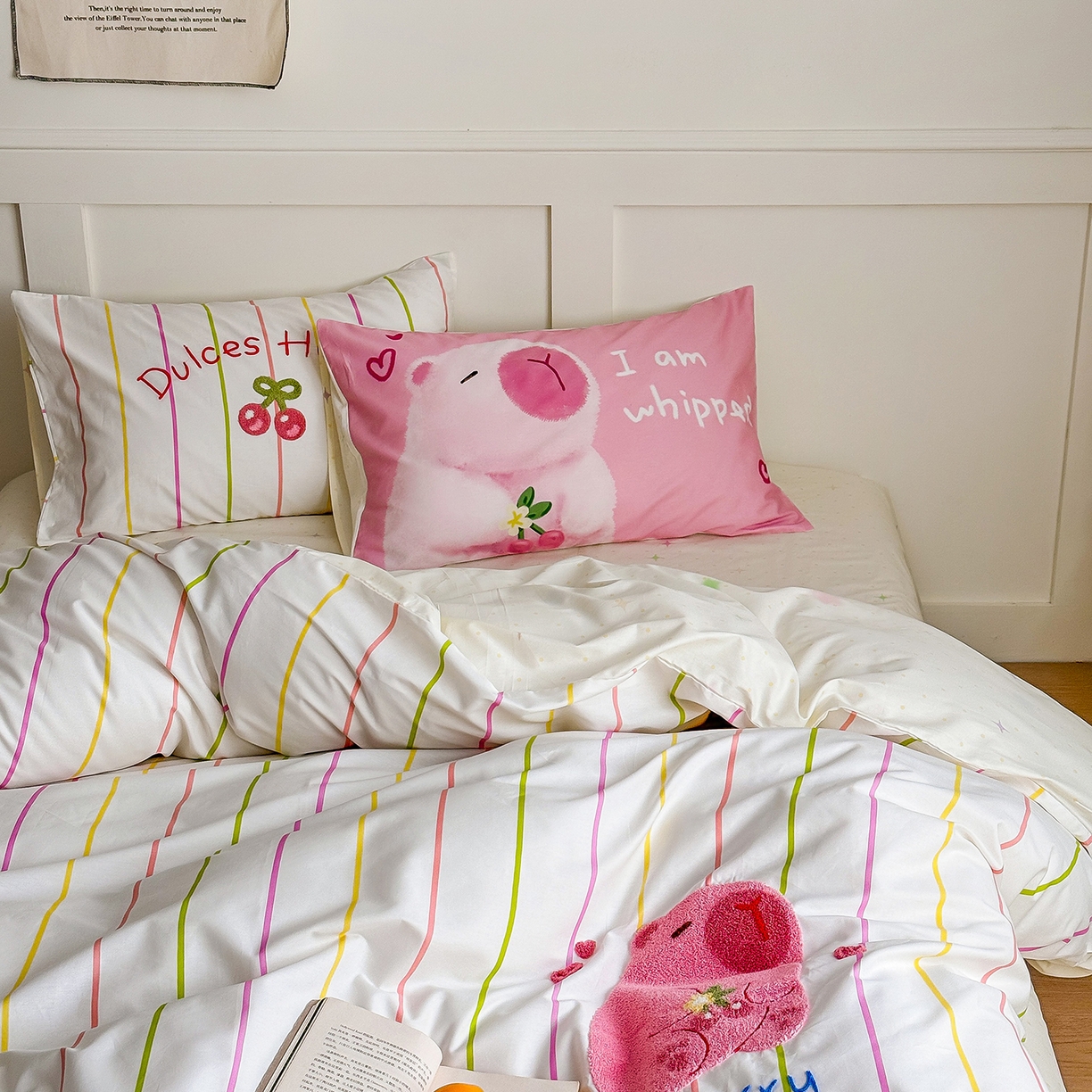 91家纺网 家纺一手货源 找家纺 窝米 2025新品毛巾绣X数码13370全棉卡通系列四件套（水豚 牛角面包） 粉豚