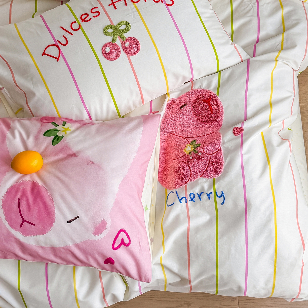 91家纺网 家纺一手货源 找家纺 窝米 2025新品毛巾绣X数码13370全棉卡通系列四件套（水豚 牛角面包） 粉豚