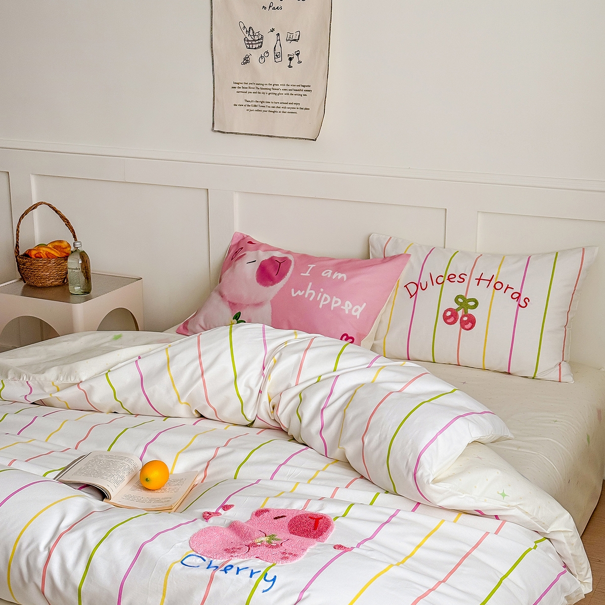 91家纺网 家纺一手货源 找家纺 窝米 2025新品毛巾绣X数码13370全棉卡通系列四件套（水豚 牛角面包） 粉豚