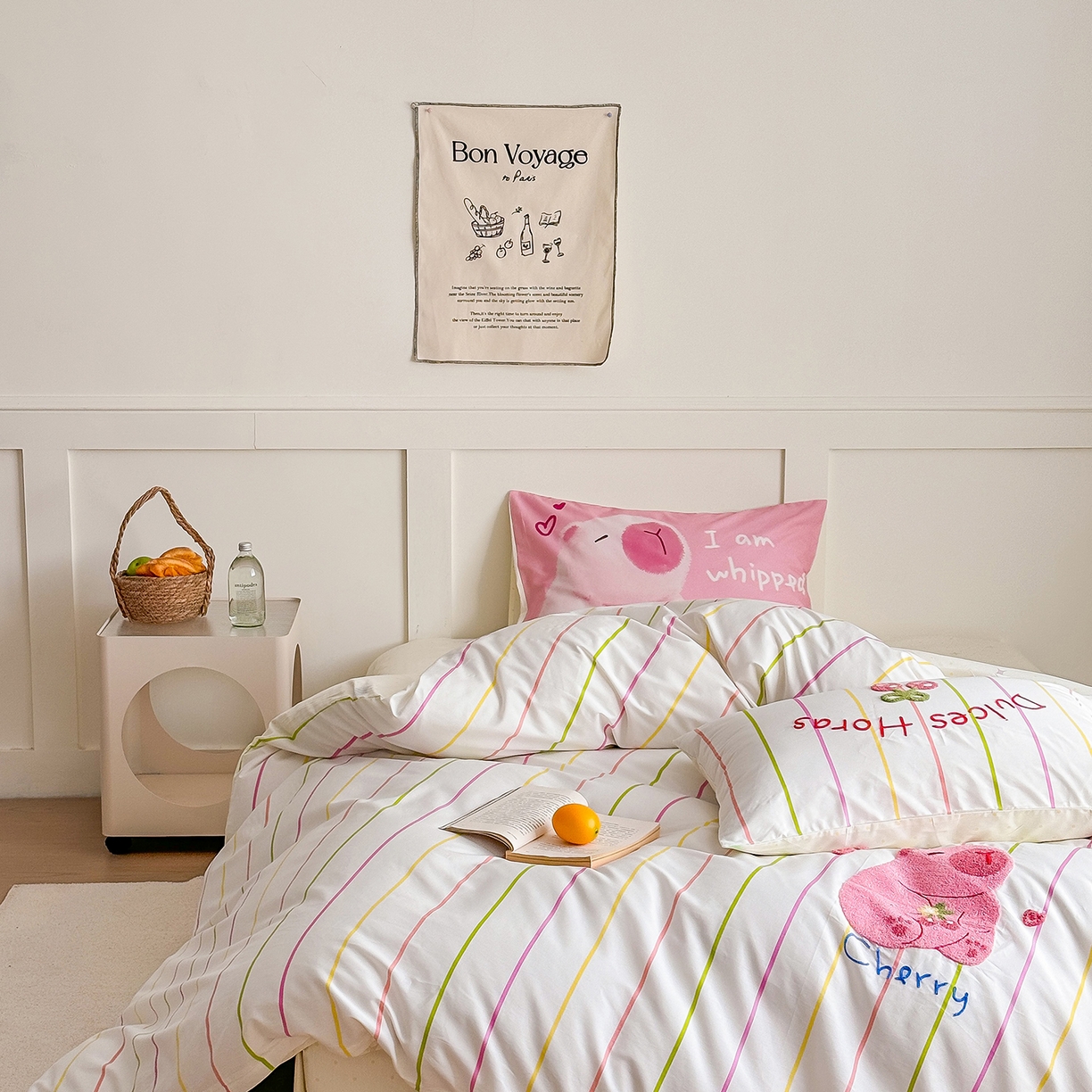 91家纺网 家纺一手货源 找家纺 窝米 2025新品毛巾绣X数码13370全棉卡通系列四件套（水豚 牛角面包） 粉豚