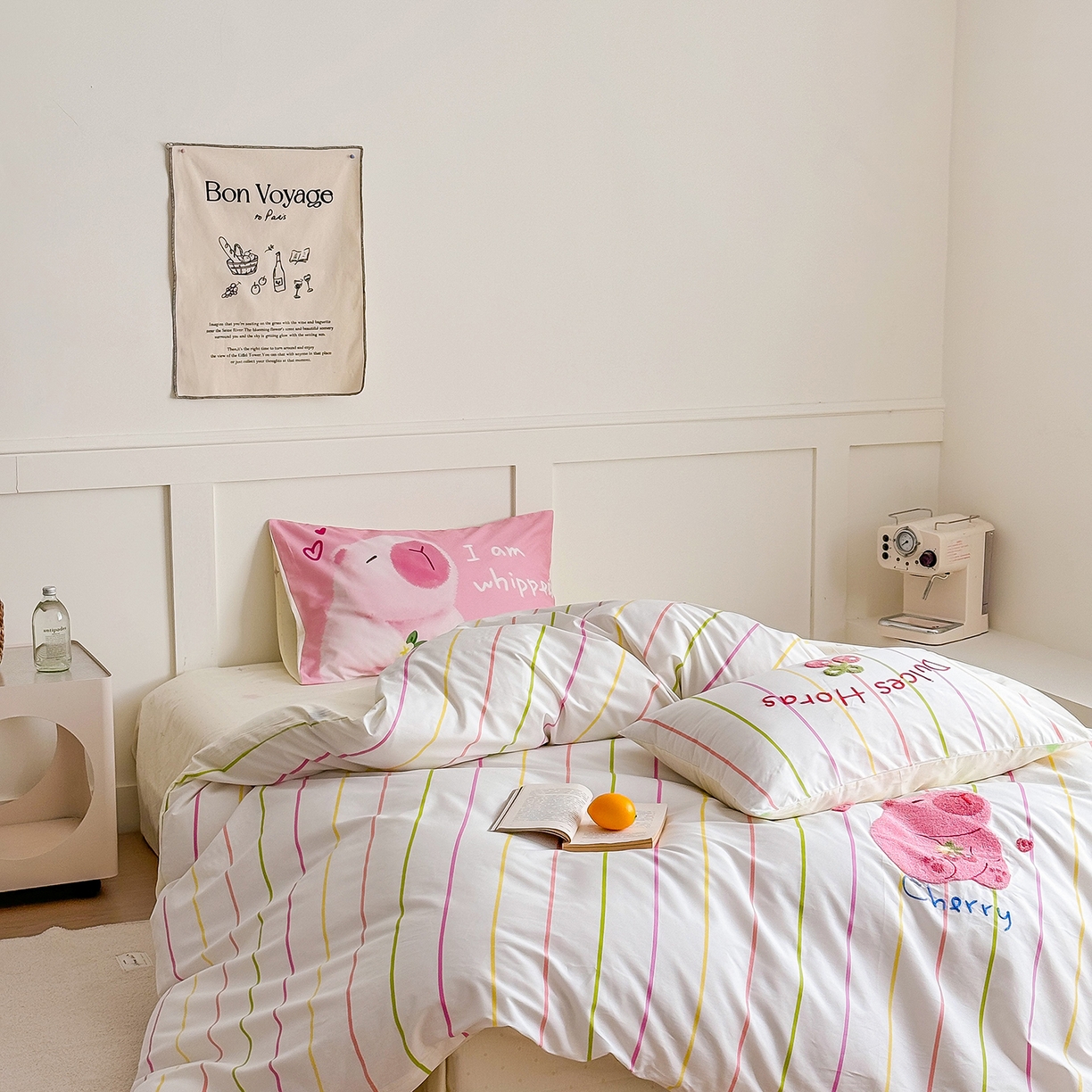 91家纺网 家纺一手货源 找家纺 窝米 2025新品毛巾绣X数码13370全棉卡通系列四件套（水豚 牛角面包） 粉豚